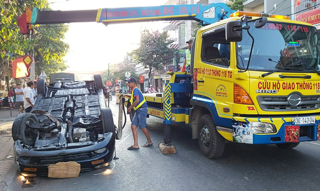 Ba nguoi thoat chet trong xe 4 cho lat nhao sang mung 3 Tet