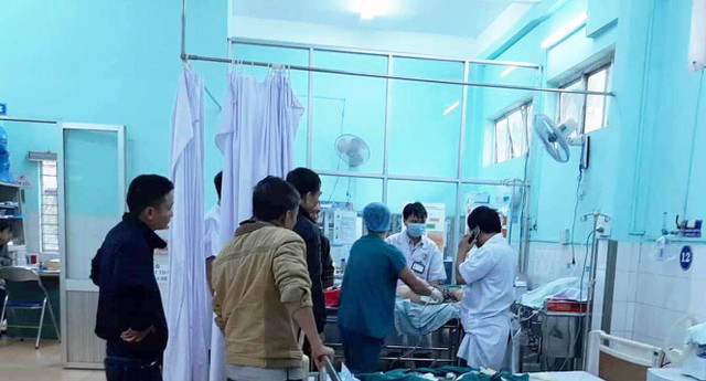 Tong nguoi di bo, xe khach lao vao cho khien nhieu nguoi thuong vong-Hinh-2