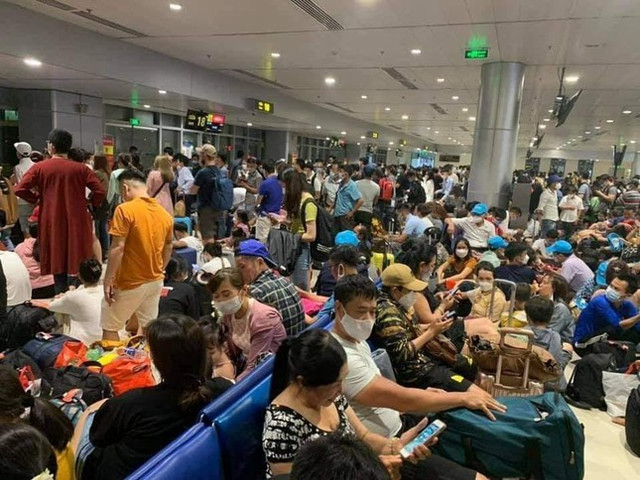 Hệ thống check-in của Vietjet bị lỗi, dự báo sân bay Tân Sơn Nhất ùn tắc về chiều He thong check-in cua Vietjet bi loi, du bao san bay Tan Son Nhat un tac ve chieu