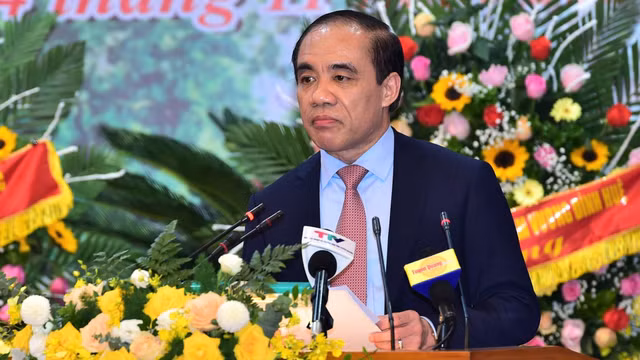 Vi sao nguyen Bi thu tinh Tuyen Quang Chau Van Lam bi de nghi ky luat?