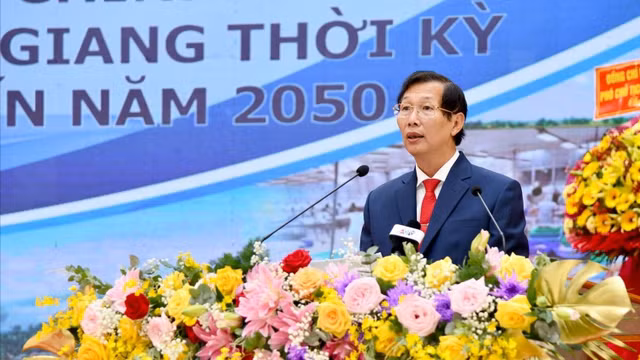 Vi sao Pho Chu tich tinh An Giang Le Van Phuoc bi ky luat?