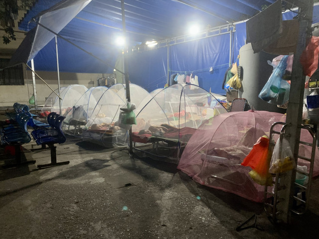 Chùm ảnh bệnh nhân, người nhà ngủ ở hành lang và ghế đá bệnh viện trong đêm lạnh - Hình 5 Chum anh benh nhan, nguoi nha ngu o hanh lang va ghe da benh vien trong dem lanh-Hinh-5