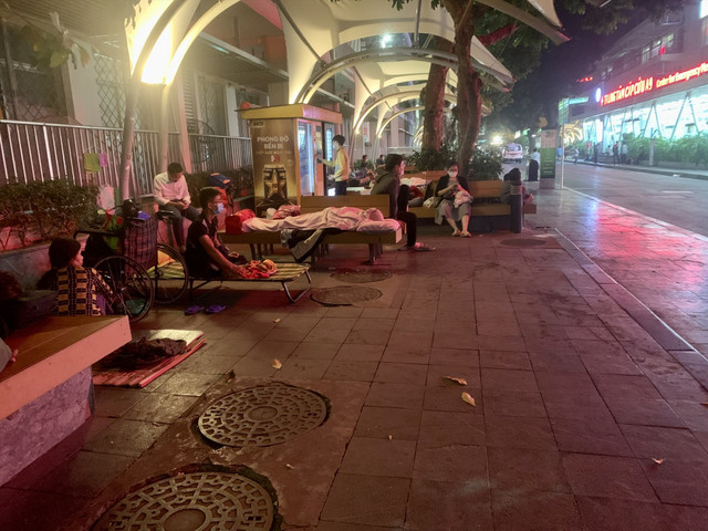 Chùm ảnh bệnh nhân, người nhà ngủ ở hành lang và ghế đá bệnh viện trong đêm lạnh Chum anh benh nhan, nguoi nha ngu o hanh lang va ghe da benh vien trong dem lanh