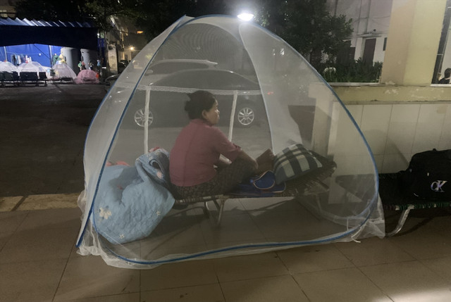 Chùm ảnh bệnh nhân, người nhà ngủ ở hành lang và ghế đá bệnh viện trong đêm lạnh - Hình 4 Chum anh benh nhan, nguoi nha ngu o hanh lang va ghe da benh vien trong dem lanh-Hinh-4