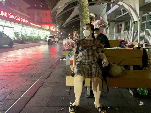 Chùm ảnh bệnh nhân, người nhà ngủ ở hành lang và ghế đá bệnh viện trong đêm lạnh - Hình 2 Chum anh benh nhan, nguoi nha ngu o hanh lang va ghe da benh vien trong dem lanh-Hinh-2