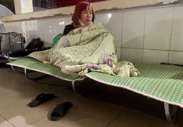 Chùm ảnh bệnh nhân, người nhà ngủ ở hành lang và ghế đá bệnh viện trong đêm lạnh - Hình 3 Chum anh benh nhan, nguoi nha ngu o hanh lang va ghe da benh vien trong dem lanh-Hinh-3