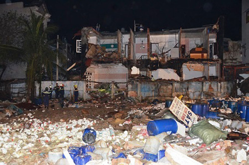 Những thùng phuy hóa chất văng tung tóe khắp hiện trường vụ nổ kinh hoàng.