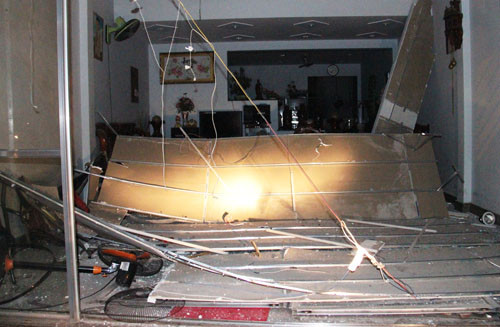 Nhiều nhà dân trong đống đổ nát.