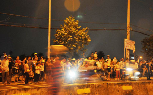 Người dân vô cùng bàng hoàng trước vụ nổ khủng khiếp gây thiệt hại nặng nề về người và tài sản giữa KDC TP HCM.