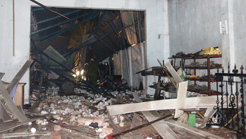 Hiện trường một số nhà dân xung quanh bị đổ sập...