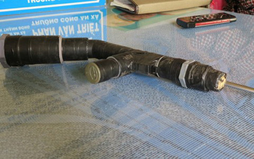 Một khẩu súng bắn điện tự chế công an xã Tân Thạnh Đông từng thu giữ của những kẻ trộm chó. Một khẩu súng bắn điện tự chế công an xã Tân Thạnh Đông từng thu giữ của những kẻ trộm chó.