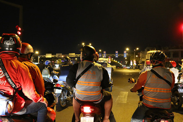 Sài Gòn có đội 'hiệp sĩ' xuyên đêm tìm người say ngủ lề đường để đưa về nhà Sai Gon co doi 'hiep si' xuyen dem tim nguoi say ngu le duong de dua ve nha