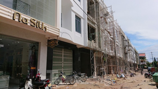 Ngang nhiên xẻ đất 'vàng' xây nhà bán trái phép Ngang nhien xe dat 'vang' xay nha ban trai phep