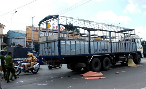 Thi thể 2 phụ nữ dính chặt trong bánh xe.