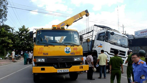 Xe cứu hộ được đưa đến hiện trường nâng xe đưa thi thể các nạn nhân ra ngoài.