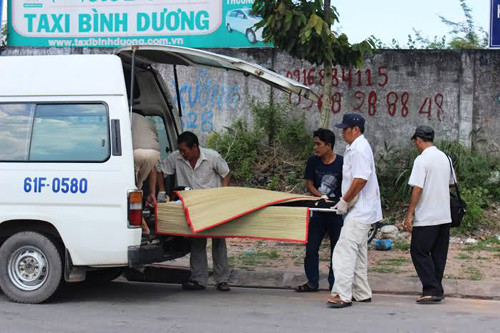 Xác 2 nạn nhân được chuyển về bệnh viện để công an làm thủ tục pháp y.