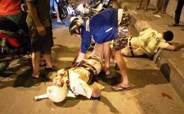 Thanh niên đấm vào mặt CSGT vì không chịu bỏ qua lỗi Thanh nien dam vao mat CSGT vi khong chiu bo qua loi