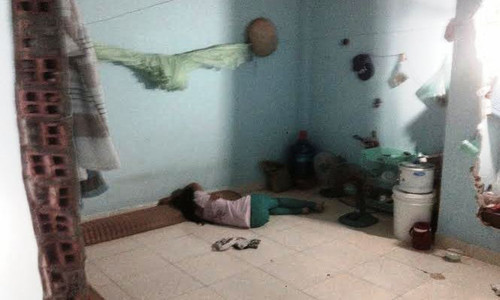 Căn nhà trọ, nơi 2 nghi can Sơn, Pha thực hiện hành vi giao cấu với bé gái mới hơn 13 tuổi. Căn nhà trọ, nơi 2 nghi can Sơn, Pha thực hiện hành vi giao cấu với bé gái mới hơn 13 tuổi.