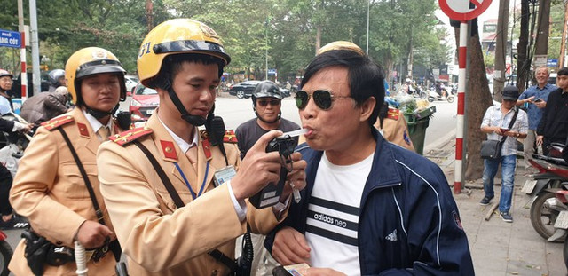 Uống 2 chén rượu, người đàn ông đi xe máy bị phạt 7 triệu đồng - Hình 2 Uong 2 chen ruou, nguoi dan ong di xe may bi phat 7 trieu dong-Hinh-2