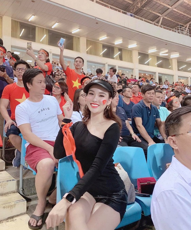 4 nữ cổ động viên bóng đá đẹp hơn hotgirl, mặc đồ cực nóng bỏng - Hình 8 4 nu co dong vien bong da dep hon hotgirl, mac do cuc nong bong-Hinh-8