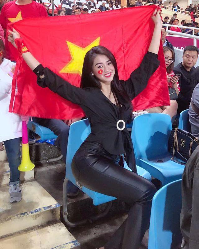 4 nữ cổ động viên bóng đá đẹp hơn hotgirl, mặc đồ cực nóng bỏng - Hình 5 4 nu co dong vien bong da dep hon hotgirl, mac do cuc nong bong-Hinh-5