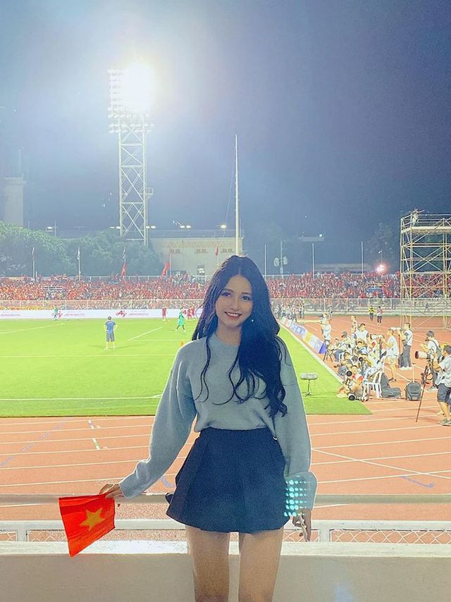 4 nữ cổ động viên bóng đá đẹp hơn hotgirl, mặc đồ cực nóng bỏng - Hình 11 4 nu co dong vien bong da dep hon hotgirl, mac do cuc nong bong-Hinh-11