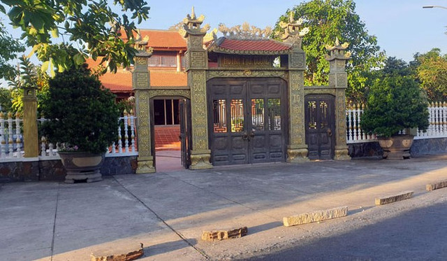 Thượng tá Út 'trọc' tài trợ 5 tỷ cho gia đình nguyên Bí thư Hậu Giang xây phủ đường? Thuong ta Ut 'troc' tai tro 5 ty cho gia dinh nguyen Bi thu Hau Giang xay phu duong?