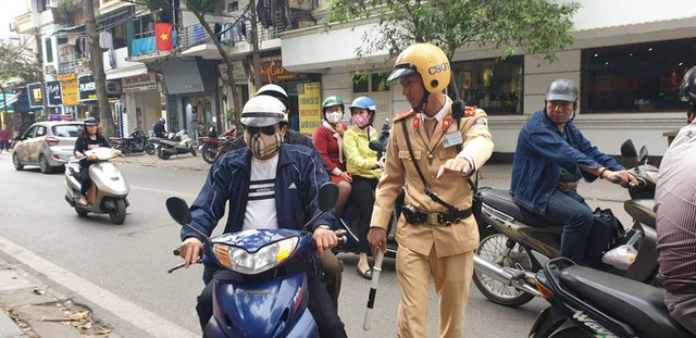 Uống 2 chén rượu, người đàn ông đi xe máy bị phạt 7 triệu đồng - Hình 4 Uong 2 chen ruou, nguoi dan ong di xe may bi phat 7 trieu dong-Hinh-4