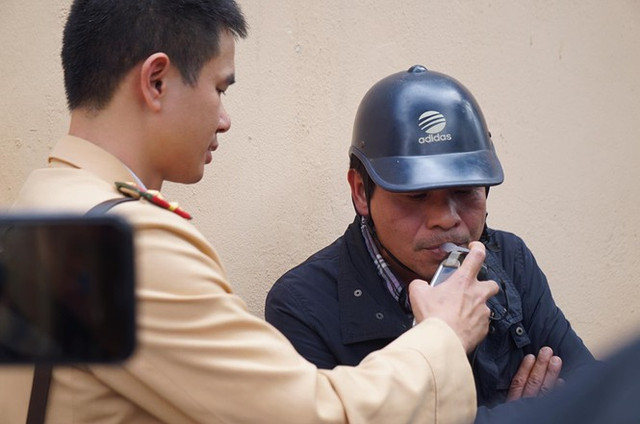 Uống 2 chén rượu, người đàn ông đi xe máy bị phạt 7 triệu đồng Uong 2 chen ruou, nguoi dan ong di xe may bi phat 7 trieu dong