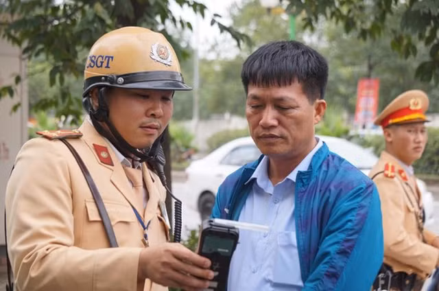 Vua roi quan nhau, tai xe o to bi phat ngay 35 trieu dong-Hinh-2