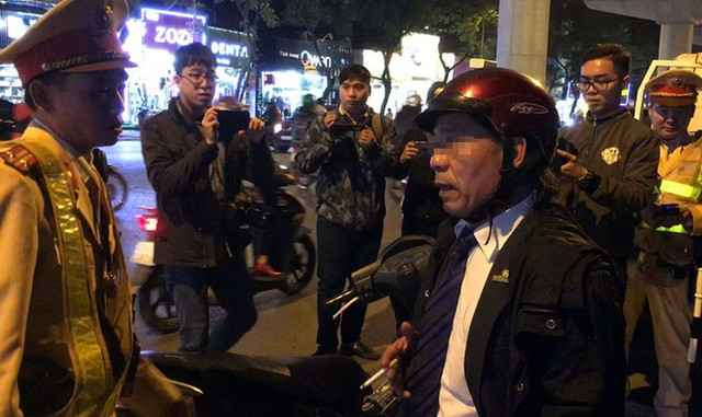 Tài xế ăn hoa quả dính 'nồng độ cồn' bị CSGT xử lý thế nào? Tai xe an hoa qua dinh 'nong do con' bi CSGT xu ly the nao?