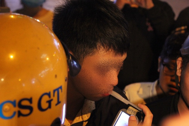 Người đàn ông nhận là vụ trưởng Bộ Giáo dục uống rượu bia nhưng không cho CSGT đo nồng độ cồn Nguoi dan ong nhan la vu truong Bo Giao duc uong ruou bia nhung khong cho CSGT do nong do con