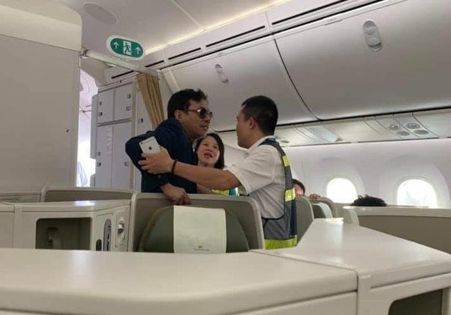 Một năm đầy tai tiếng của đại gia địa ốc: Sàm sỡ khách nữ trên máy bay, lái xe xịn đi... trộm - Hình 2 Mot nam day tai tieng cua dai gia dia oc: Sam so khach nu tren may bay, lai xe xin di... trom-Hinh-2