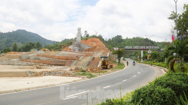 Huyện nghèo ở Quảng Nam xây tượng đài chục tỷ đồng Huyen ngheo o Quang Nam xay tuong dai chuc ty dong