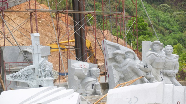 Huyện nghèo ở Quảng Nam xây tượng đài chục tỷ đồng - Hình 6 Huyen ngheo o Quang Nam xay tuong dai chuc ty dong-Hinh-6