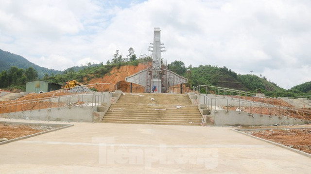 Huyện nghèo ở Quảng Nam xây tượng đài chục tỷ đồng - Hình 15 Huyen ngheo o Quang Nam xay tuong dai chuc ty dong-Hinh-15
