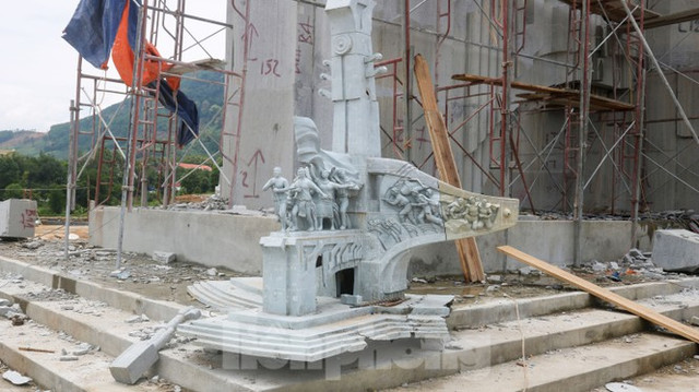 Huyện nghèo ở Quảng Nam xây tượng đài chục tỷ đồng - Hình 3 Huyen ngheo o Quang Nam xay tuong dai chuc ty dong-Hinh-3