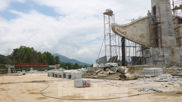 Huyện nghèo ở Quảng Nam xây tượng đài chục tỷ đồng - Hình 10 Huyen ngheo o Quang Nam xay tuong dai chuc ty dong-Hinh-10