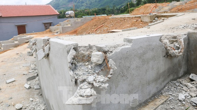 Huyện nghèo ở Quảng Nam xây tượng đài chục tỷ đồng - Hình 13 Huyen ngheo o Quang Nam xay tuong dai chuc ty dong-Hinh-13