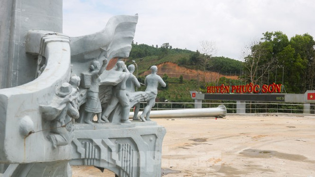 Huyện nghèo ở Quảng Nam xây tượng đài chục tỷ đồng - Hình 12 Huyen ngheo o Quang Nam xay tuong dai chuc ty dong-Hinh-12
