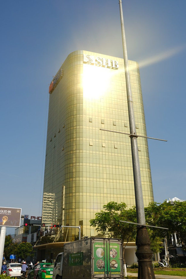 Yêu cầu 2 cao ốc 'dát vàng' ở Đà Nẵng gây chói mắt phải khắc phục Yeu cau 2 cao oc 'dat vang' o Da Nang gay choi mat phai khac phuc