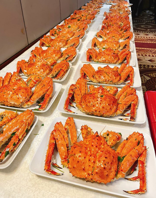 Đại gia chơi sang mua 72 con cua Hoàng đế đãi nhân viên - Hình 2 Dai gia choi sang mua 72 con cua Hoang de dai nhan vien-Hinh-2