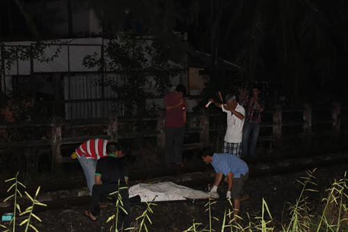 Thi thể nạn nhân được đưa khỏi hiện trường để công an tiếp tục công tác pháp y. Thi thể nạn nhân được đưa khỏi hiện trường để công an tiếp tục công tác pháp y.