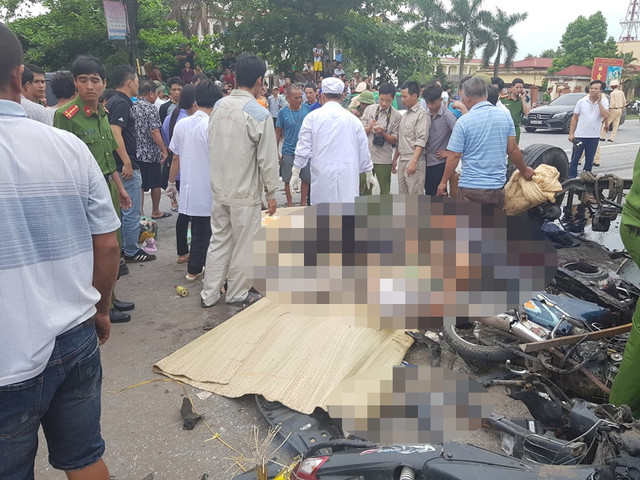 Kinh hoàng cảnh đắp chiếu người chết nằm la liệt ở Hải Dương sau tai nạn - Hình 7 Kinh hoang canh dap chieu nguoi chet nam la liet o Hai Duong sau tai nan-Hinh-7