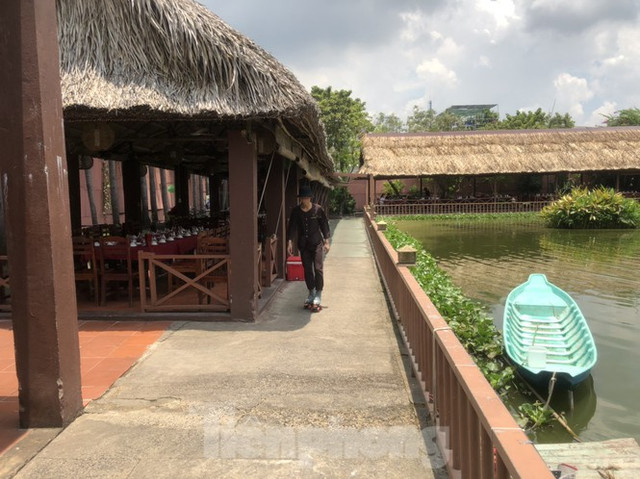 Cận cảnh nhà hàng ẩm thực lớn nhất Sài Gòn 'mọc' trên đất nông nghiệp - Hình 5 Can canh nha hang am thuc lon nhat Sai Gon 'moc' tren dat nong nghiep-Hinh-5