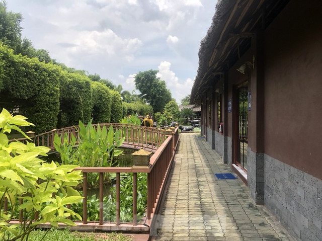 Cận cảnh nhà hàng ẩm thực lớn nhất Sài Gòn 'mọc' trên đất nông nghiệp - Hình 14 Can canh nha hang am thuc lon nhat Sai Gon 'moc' tren dat nong nghiep-Hinh-14