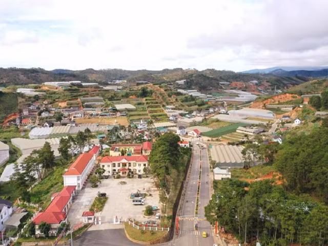 Lam Dong dau thau 122 lo dat, 44 biet thu tai thi tran Lac Duong