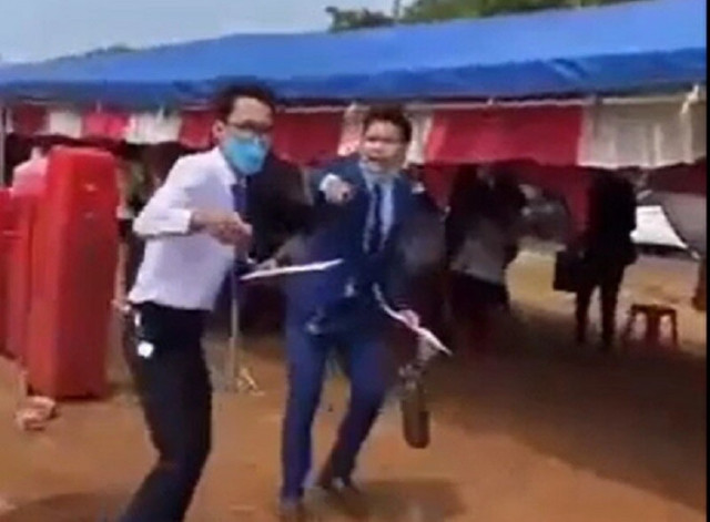 Công ty tổ chức chốt cọc đất ‘vui như hội’ bị phạt 100 triệu đồng Cong ty to chuc chot coc dat ‘vui nhu hoi’ bi phat 100 trieu dong
