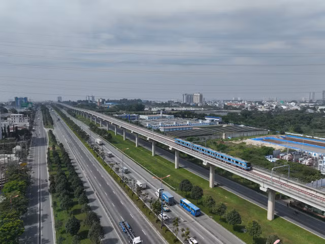 Hinh anh tau metro so 1 lan banh chay thu gan 10km-Hinh-2