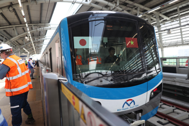 Hình ảnh tàu metro số 1 lăn bánh chạy thử gần 10km - Hình 9 Hinh anh tau metro so 1 lan banh chay thu gan 10km-Hinh-9